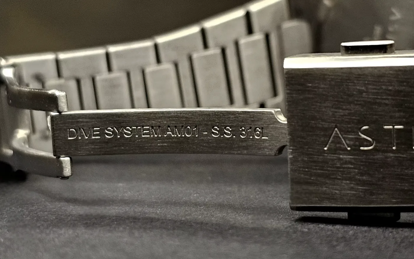 Dive Clasp AM01 in 316L steel, engraved AM01